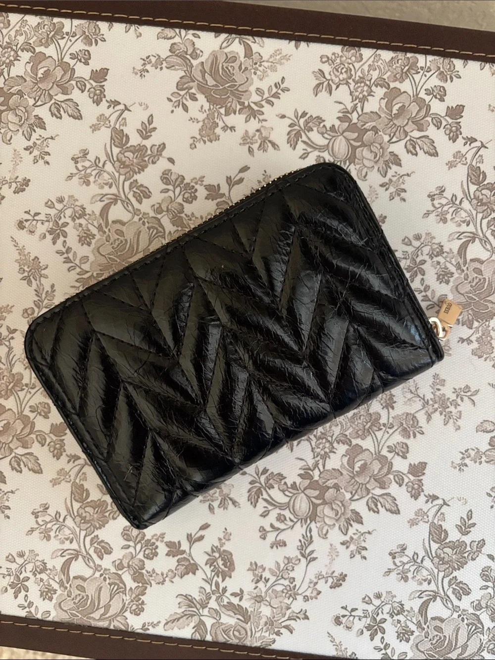 Guess Chevron Quilted Compact Black Leather Wallet Clutch for Bag Like New